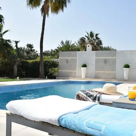 Villa Deluxe First Line