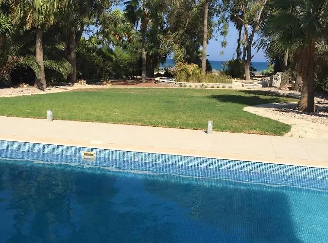 Deluxe First Line Vila Perivolia